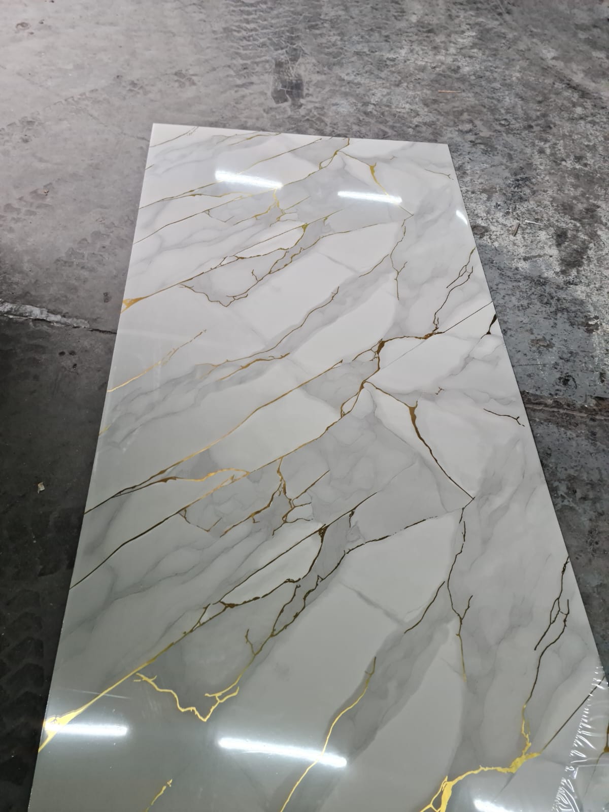 PVC Panel Altın Damar Mermer Görünümlü 280×122 – Su Geçirmez Parlak Duvar Paneli