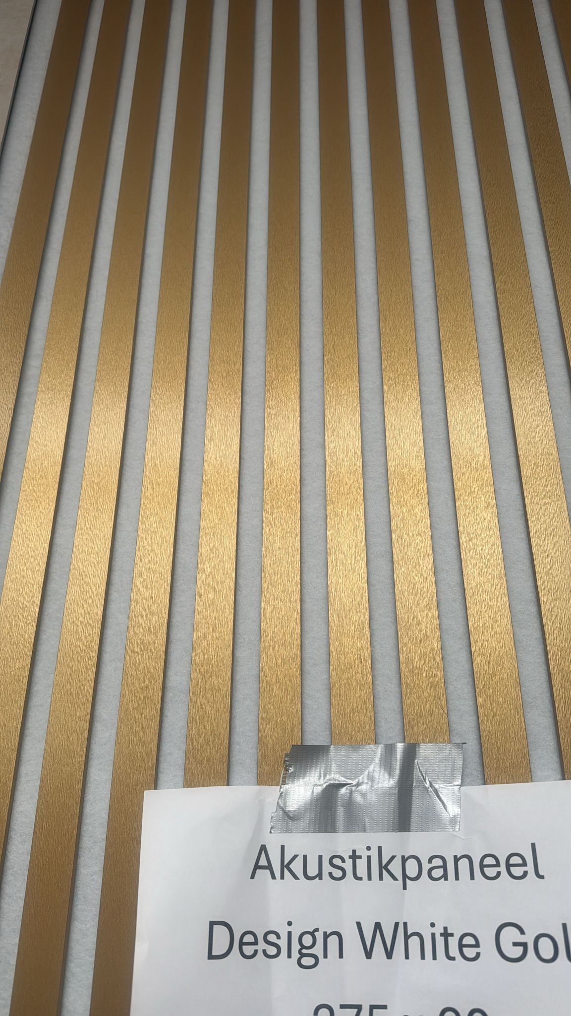 Akustik Panel Beyaz Gold 275×60 – Beyaz Altın Detaylı Premium Akustik Duvar Paneli