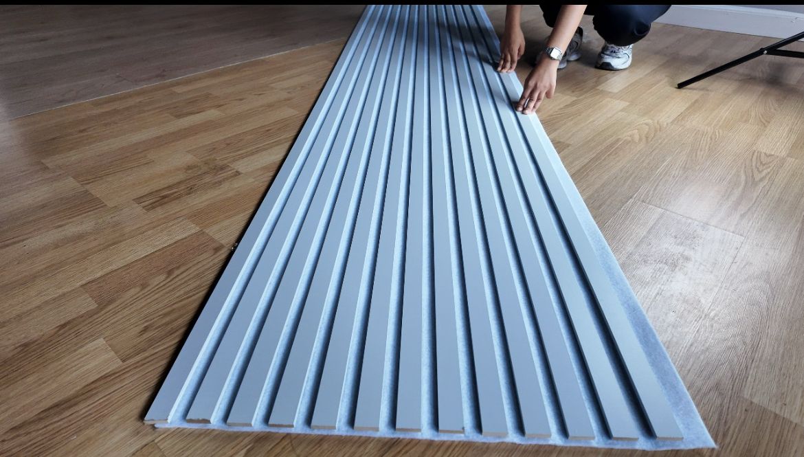 Akustik Panel Yumuşak Gri 275×60 – Modern Gri Metalik Görünüm & Akustik Tasarım