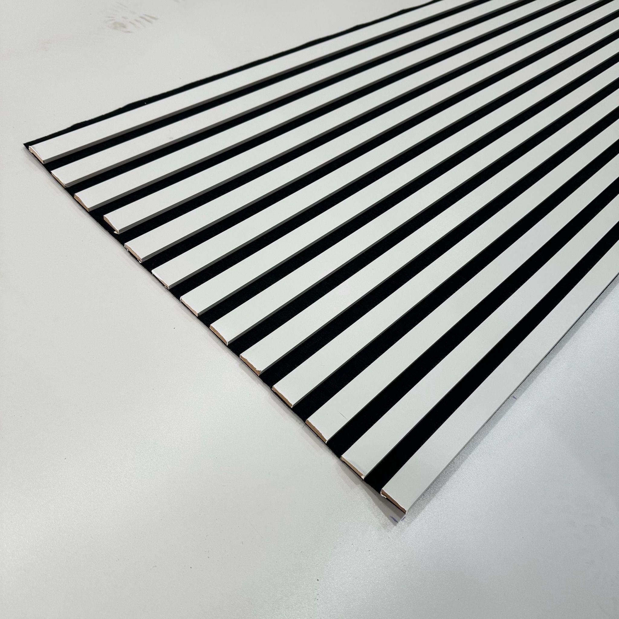 Siyah Beyaz Akustik Panel 275×60 cm – Modern Kontrast & Ses Yalıtımlı Duvar Paneli