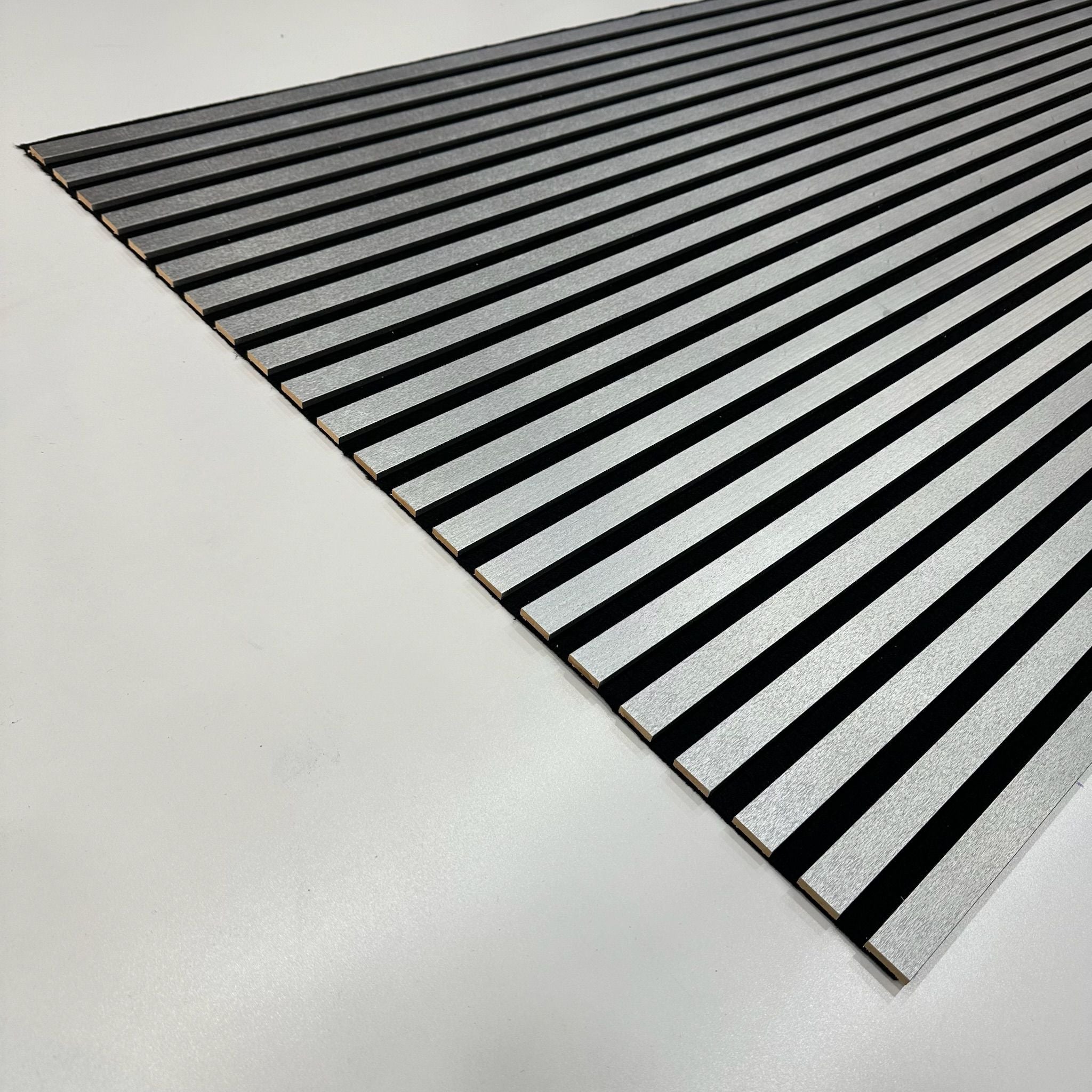 Gümüş Metalik Akustik Panel 275×60 cm – Modern Ses Yalıtımlı Duvar Paneli