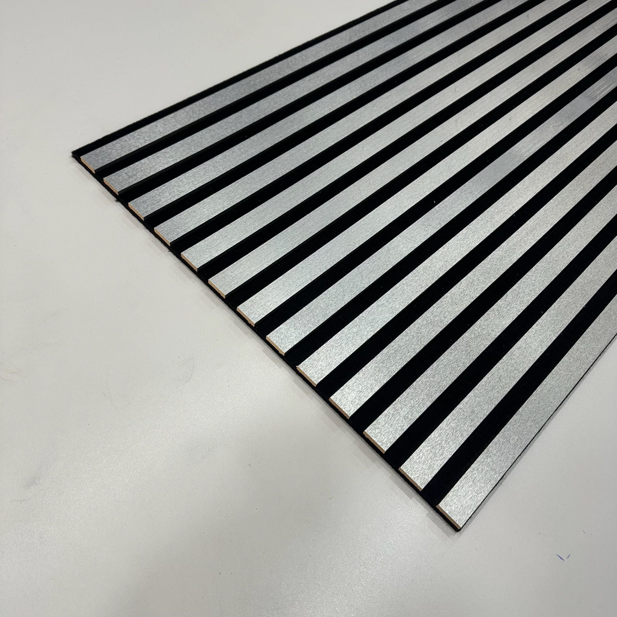 Gümüş Metalik Akustik Panel 275×60 cm – Modern Ses Yalıtımlı Duvar Paneli