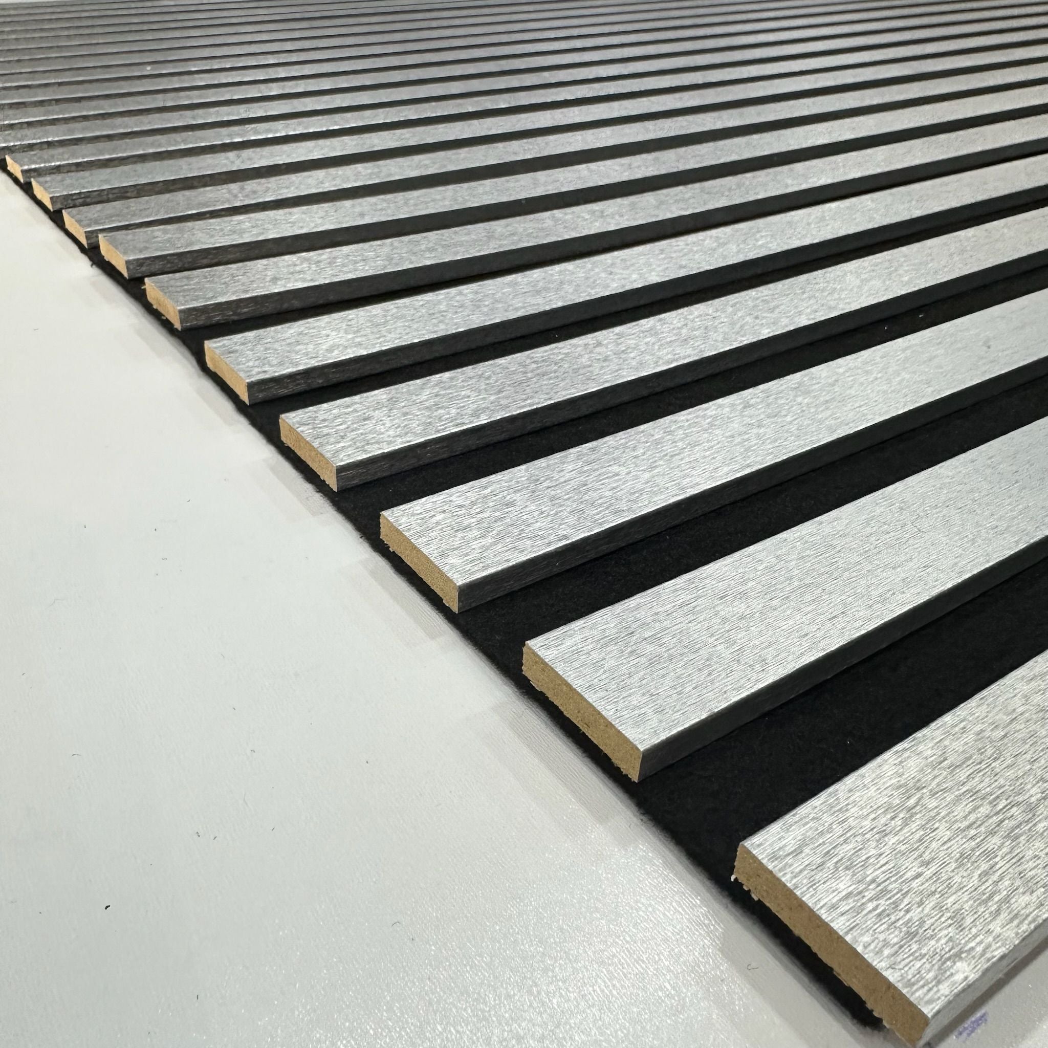 Gümüş Metalik Akustik Panel 275×60 cm – Modern Ses Yalıtımlı Duvar Paneli