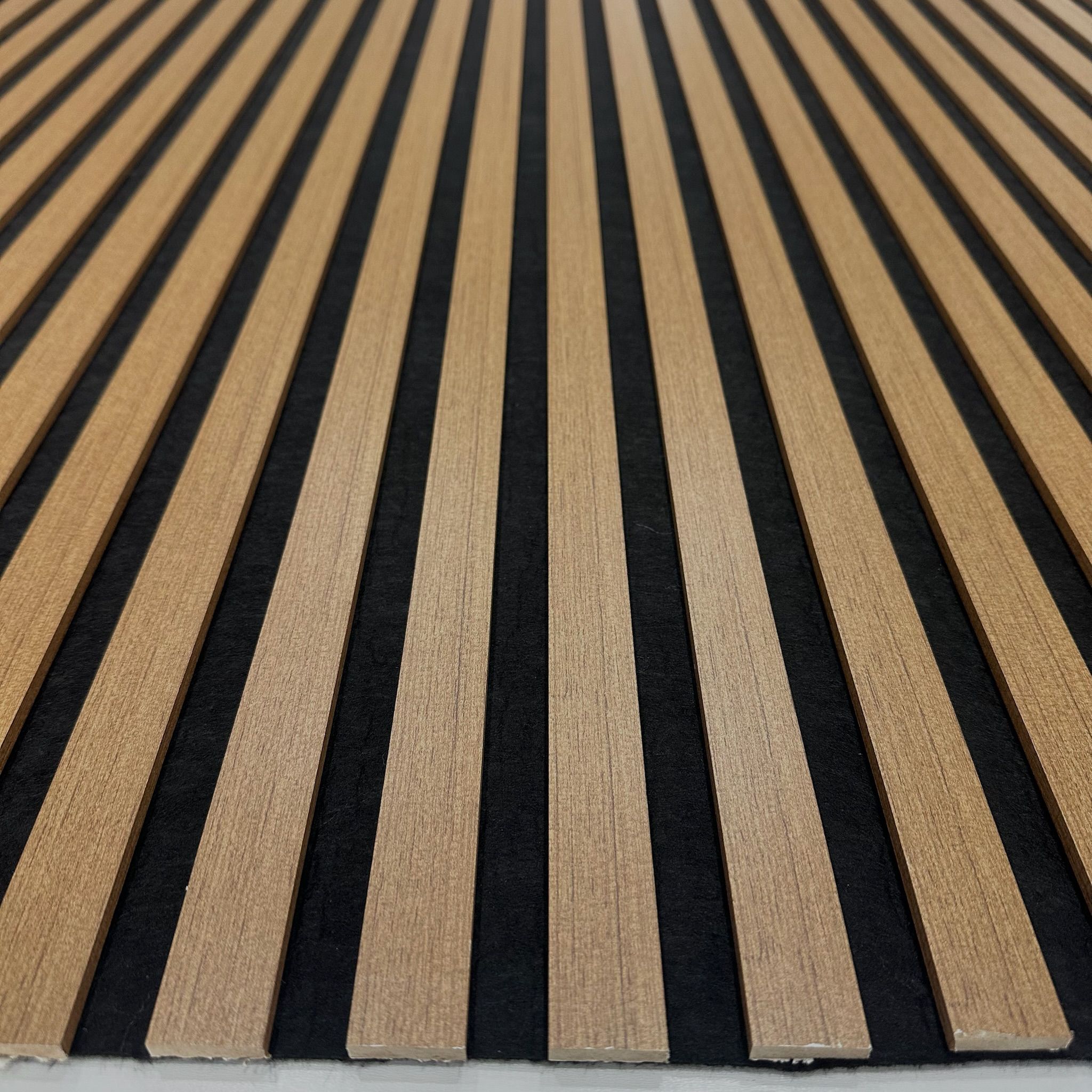 Tik Ağacı Akustik Panel 275×60 cm – Ses Yalıtımlı Lamelli Duvar Paneli