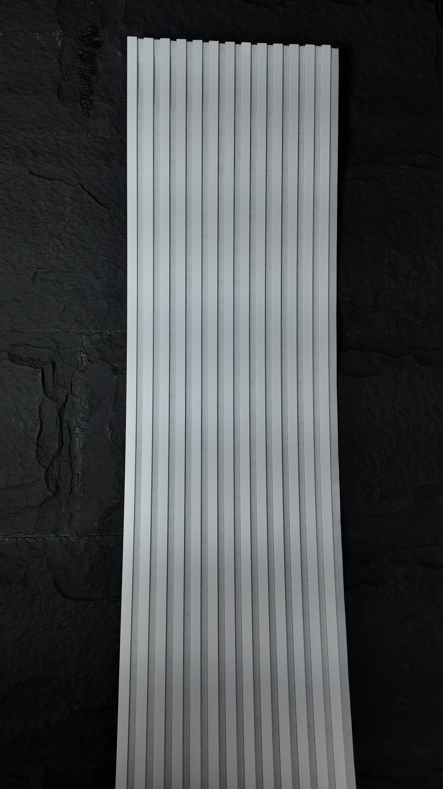 Akustik Tam Beyaz Lamelli Panel 275×60 cm | Minimal Tasarım & Etkili Ses Yalıtımı